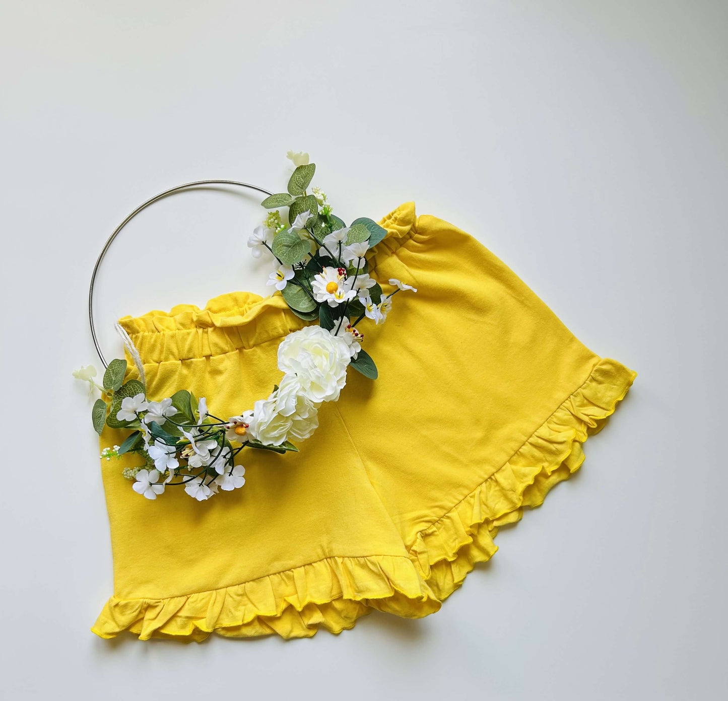 Short fille uni à volant jaune